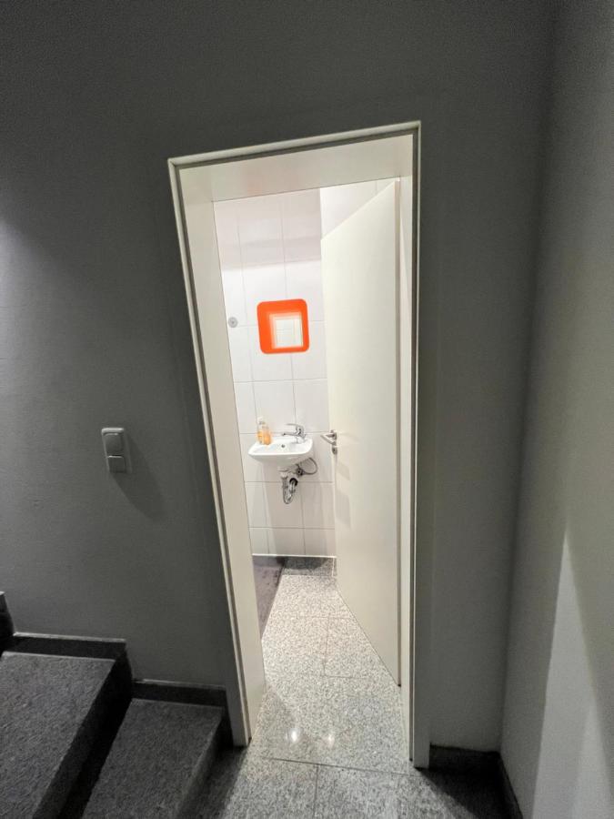 Budget Rooms Just For Sleeping - Digital Access Cologne Extérieur photo